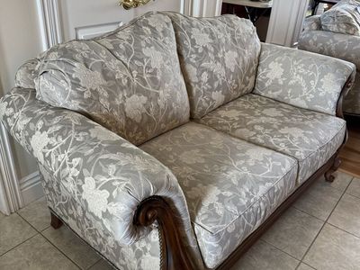 Gently used love seat. Pet free, smoke free home. Clean.