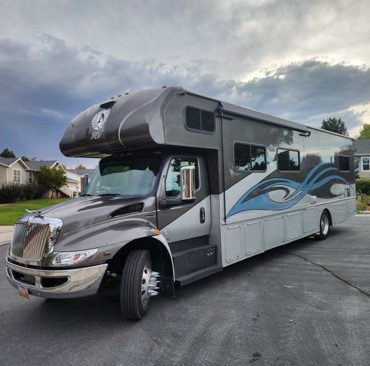 2020 NeXus Wraith 35W Super C Diesel – Bunks, New Tires, Engine Brake