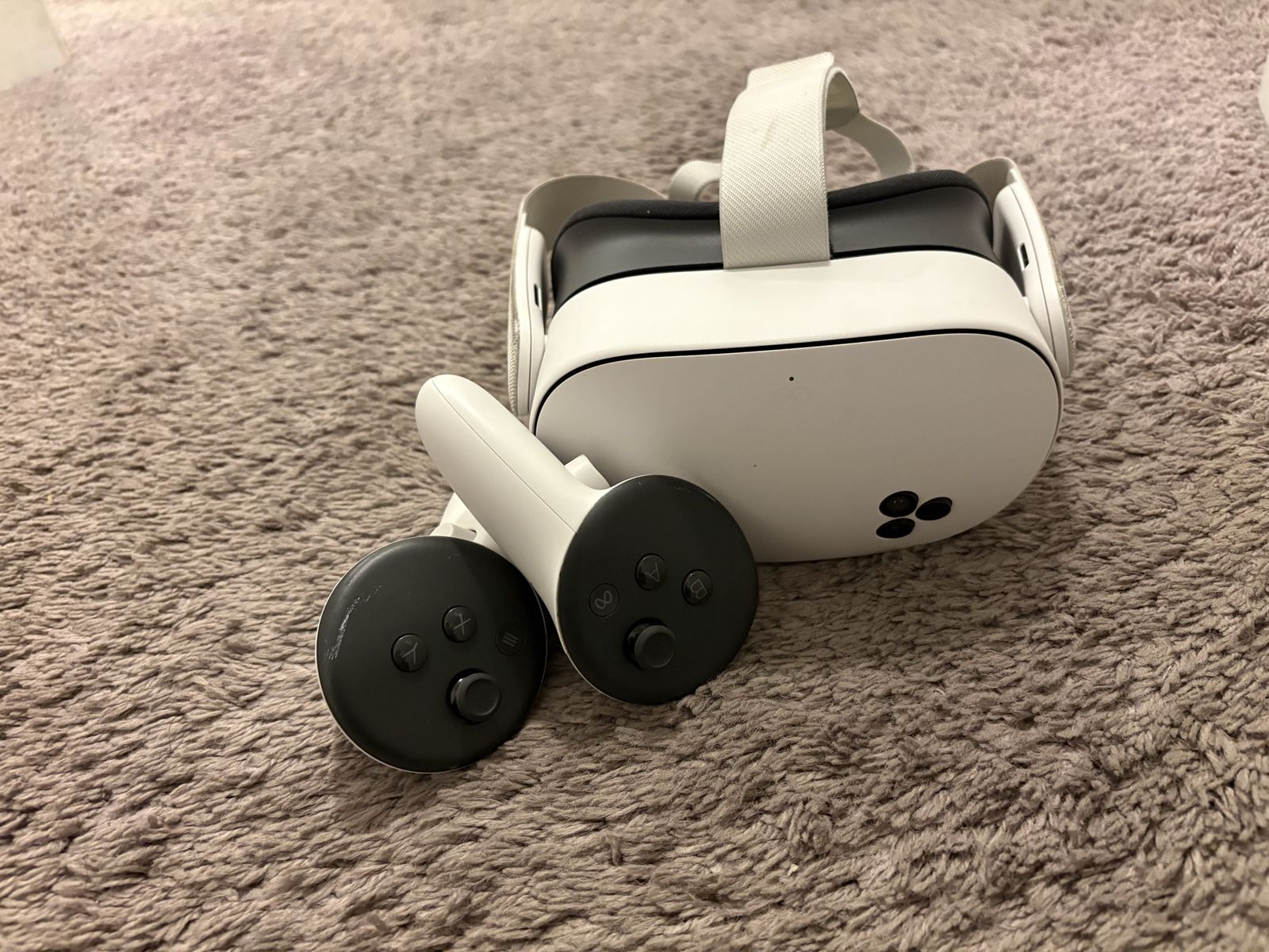 Meta Quest 3S VR Headset & Controllers - White, Immersive Virtual Reality Experience