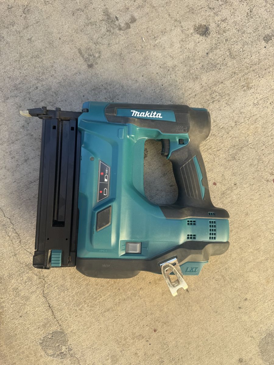 Makita XNB01Z 18V LXT Lithium-Ion Cordless 2" Brad Nailer