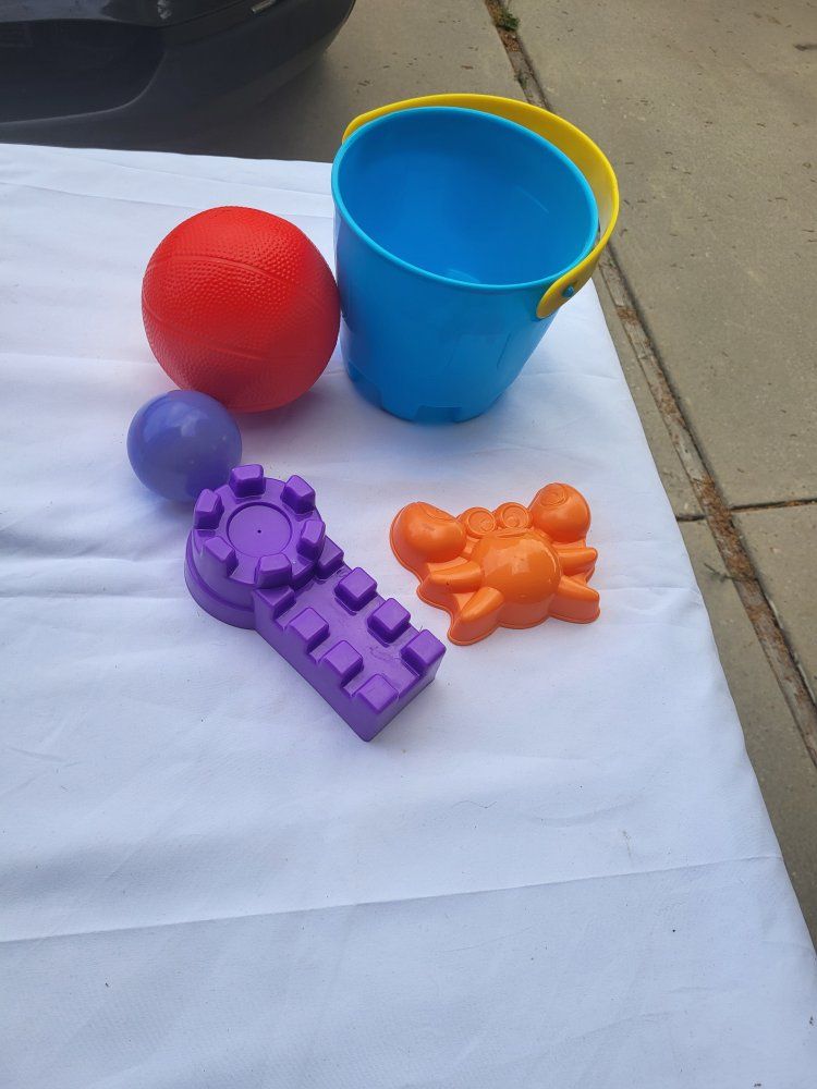 Kids Plastic Beach Sand Toys Set Bucket Balls Castle and Crab Molds 5 Pieces