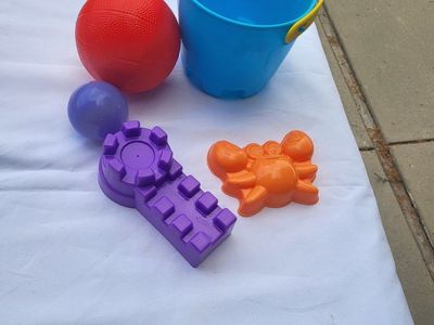 Kids Plastic Beach Sand Toys Set Bucket Balls Castle and Crab Molds 5 Pieces