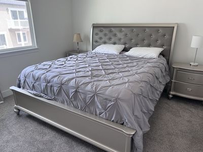 5-Piece Cal King Bedroom Set - Tufted Headboard, Dresser w Mirror, 2 Nightstands (Silver)
