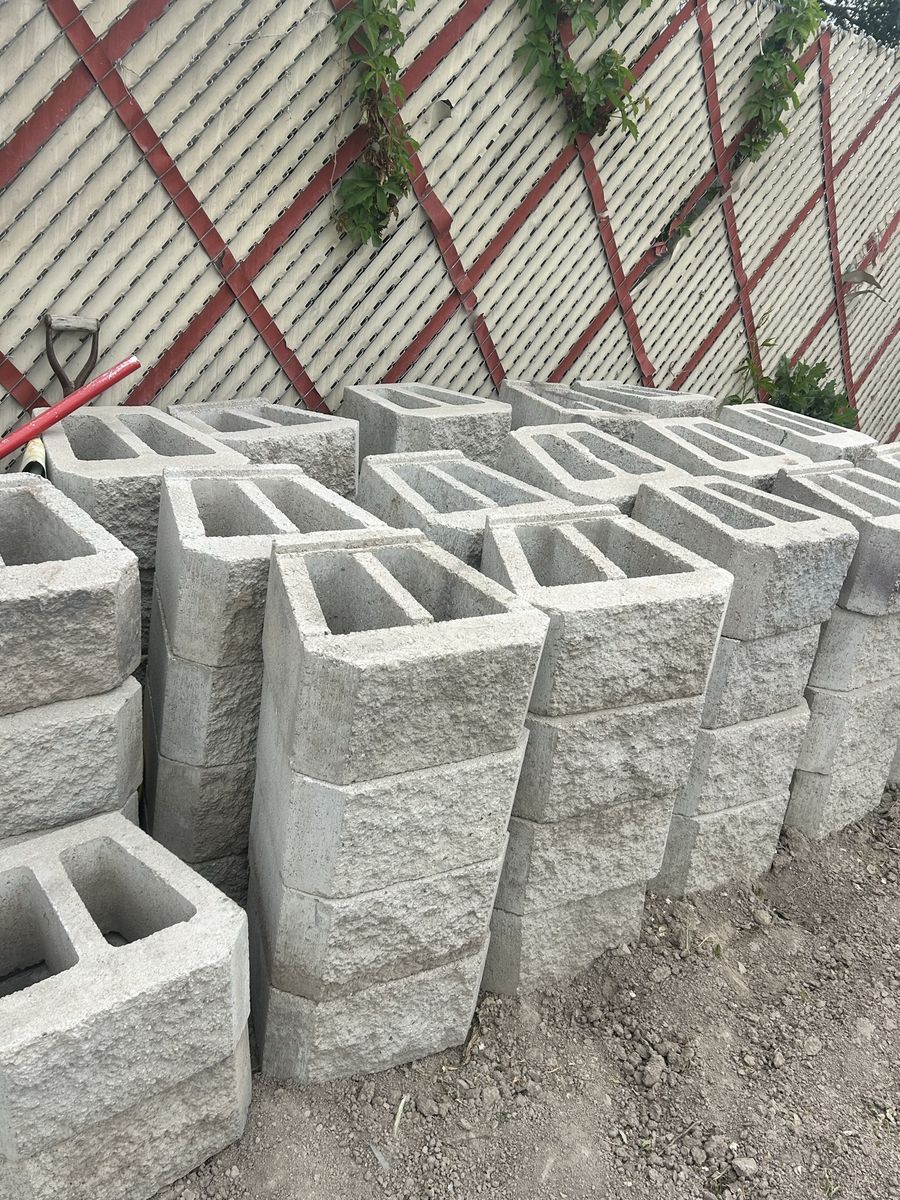 Concrete retaining wall blocks