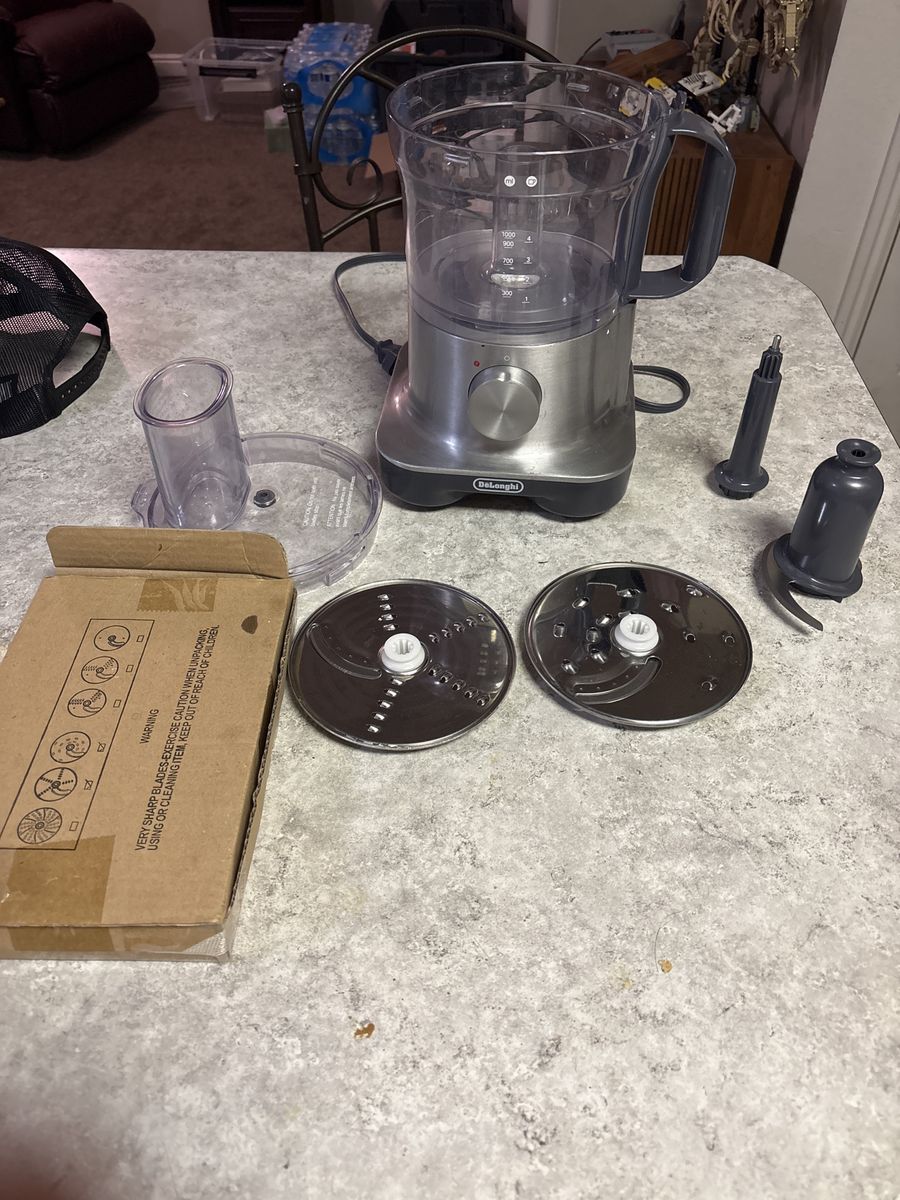 DeLonghi Food Processor 10-Cup with Multiple Blades & Attachments - Excellent Condition