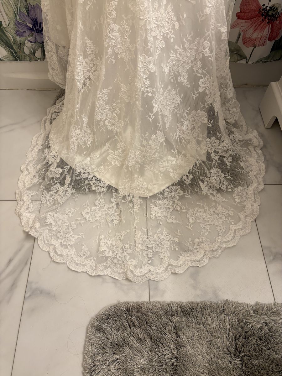Size 4 wedding dress with sleeves and veil