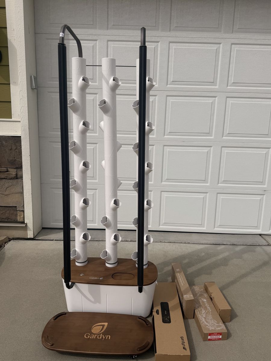 Gardyn Home 4 Vertical hydroponic culture system kit - 30 plants