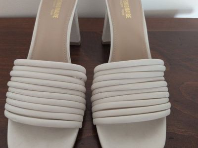 Cushionaire White Strappy Heeled Mules Sandals Size 8