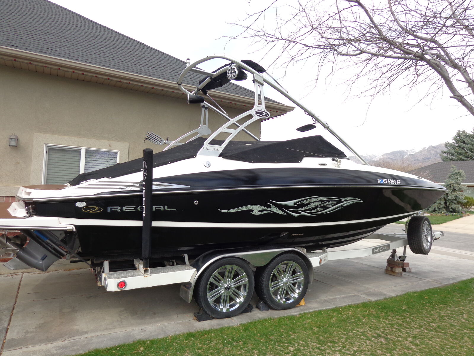 2009 Regal FasDeck 2520 Boat