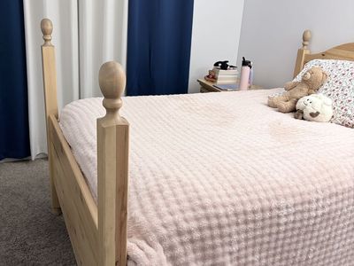 PRIVATE women's room for rent