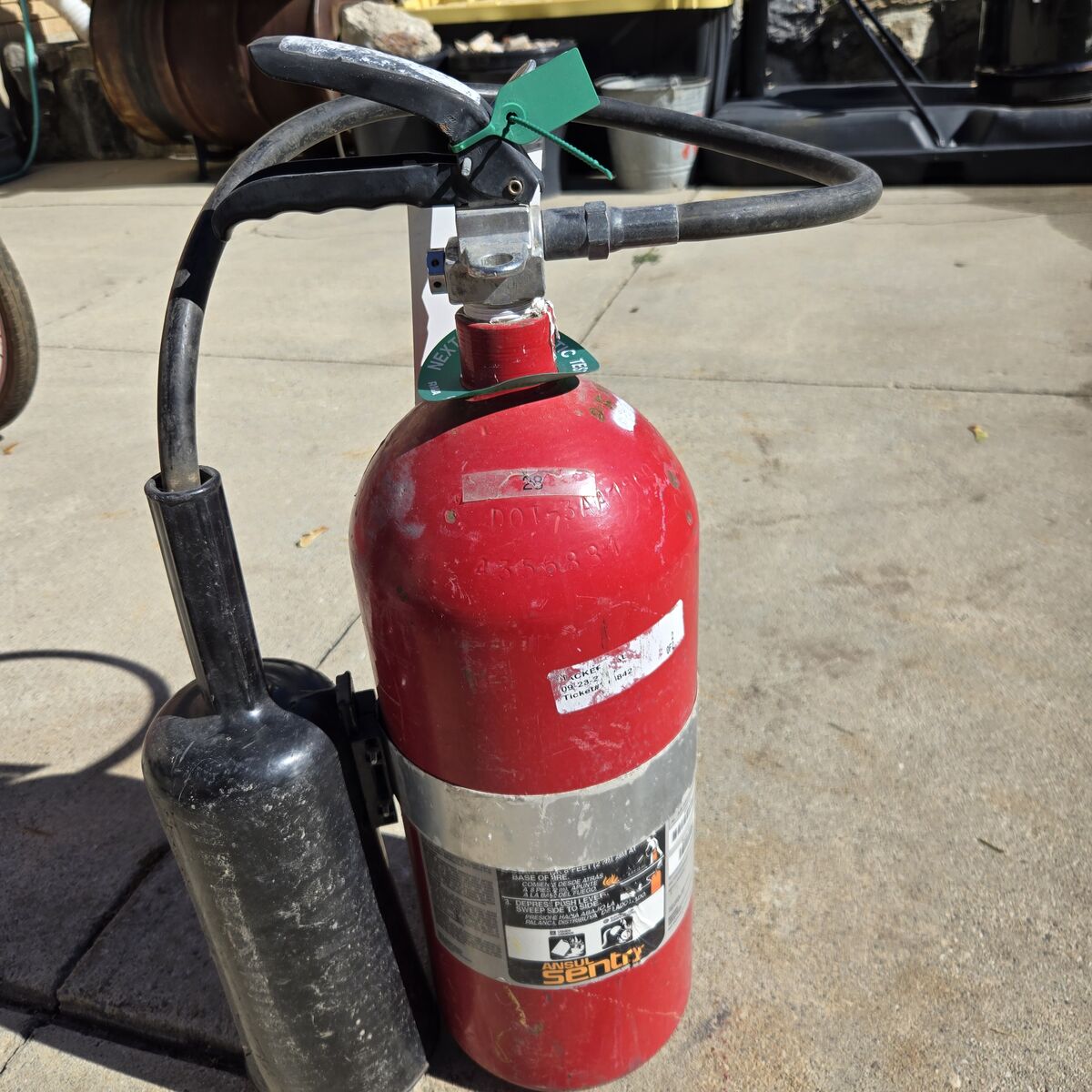 Full serviced CD10-1.  10 LBS. Ansul Sentry CO2 extingiisher