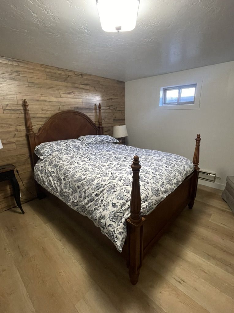 Solid Wood Bassett Queen Bedroom set With Mattress