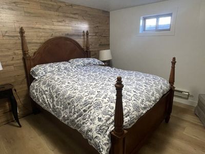 Solid Wood Bassett Queen Bedroom set With Mattress