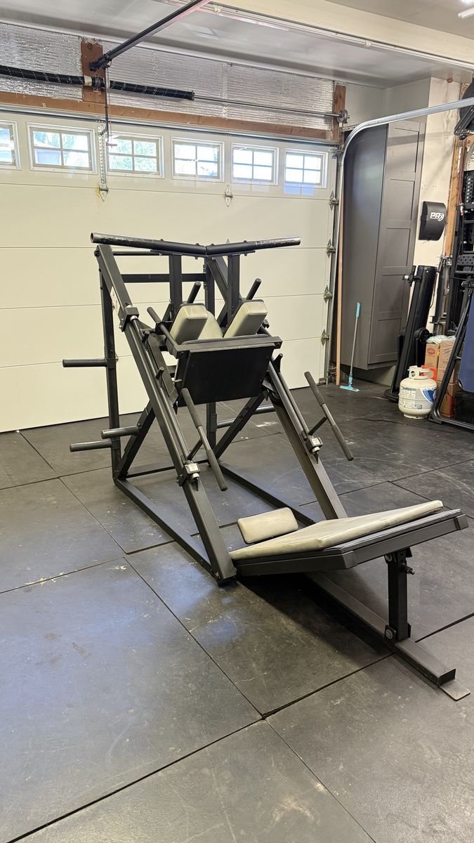 Leg press hack squat machine