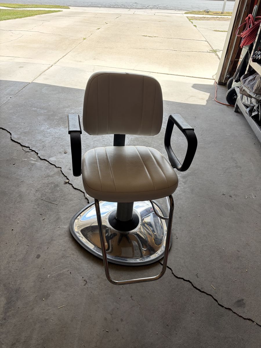 Sira 2000 Hydraulic Salon Chair