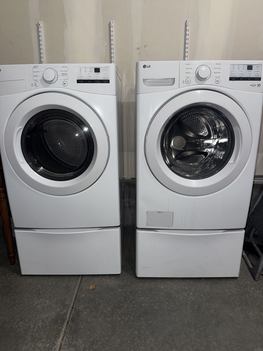 Washer and dryer w/ pedestals