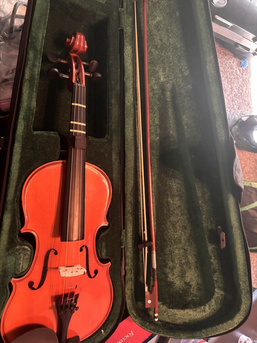 New Santa Rita 3/4 violin in case with bow