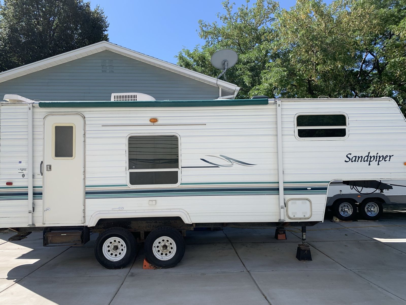 2002 Forest River 25’ 5th Wheel