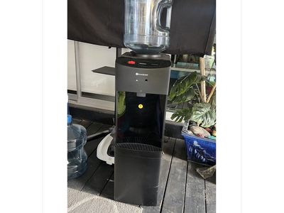 GLACIER BAY Hot/Cold Water Dispenser 2 Water Jugs