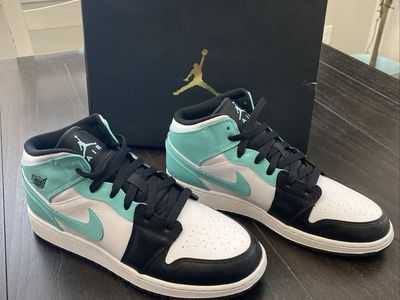 Nike Air Jordan 1 Mid 'Tropical Twist' sneakers in white, black, and turquoise - Boys 7Y New