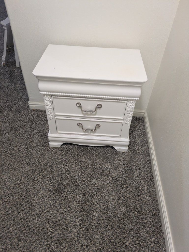 White Wood twin Size Bedroom Set with Dresser, Mirror, Nightstand & Head/Footboard - Good Condition.