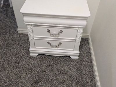 White Wood twin Size Bedroom Set with Dresser, Mirror, Nightstand & Head/Footboard - Good Condition.