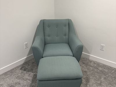 Green chair w/ Ottoman