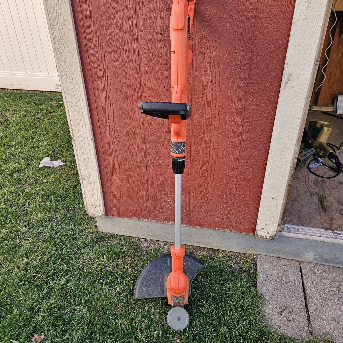 Weed Wacker/ trimmer Black and Decker electric