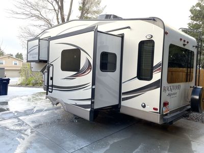 2016 25’ Rock wood 5th Wheel Trailer