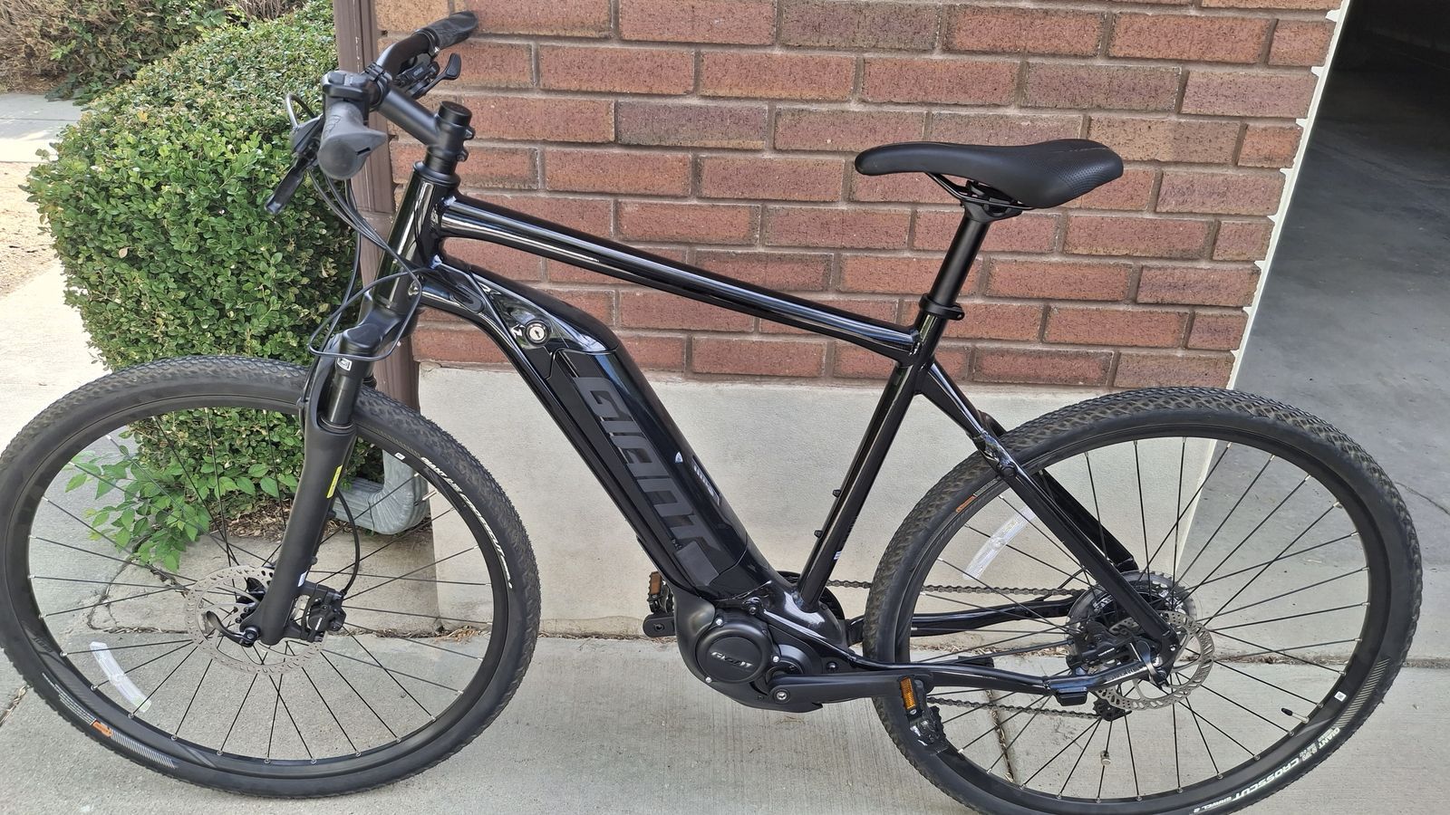 Giant Roam E+ GTS Electric Bike — Large Frame, Excellent Condition