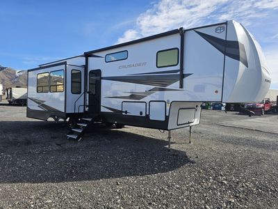 2026 CRUSADER KING33 – Luxury Fifth Wheel – Available at Mountainland RV!