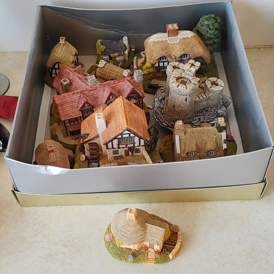 Mix or Liliput Lane and Heritage Lane miniatures