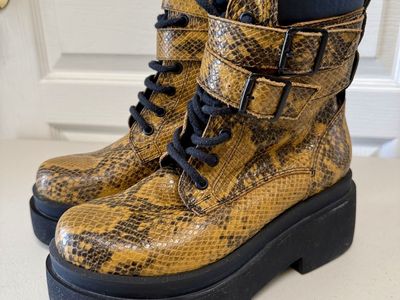 Women’s 7.5 Ricky Sarkany Genuine Leather Stamped Snakeskin Design Fashion Boots