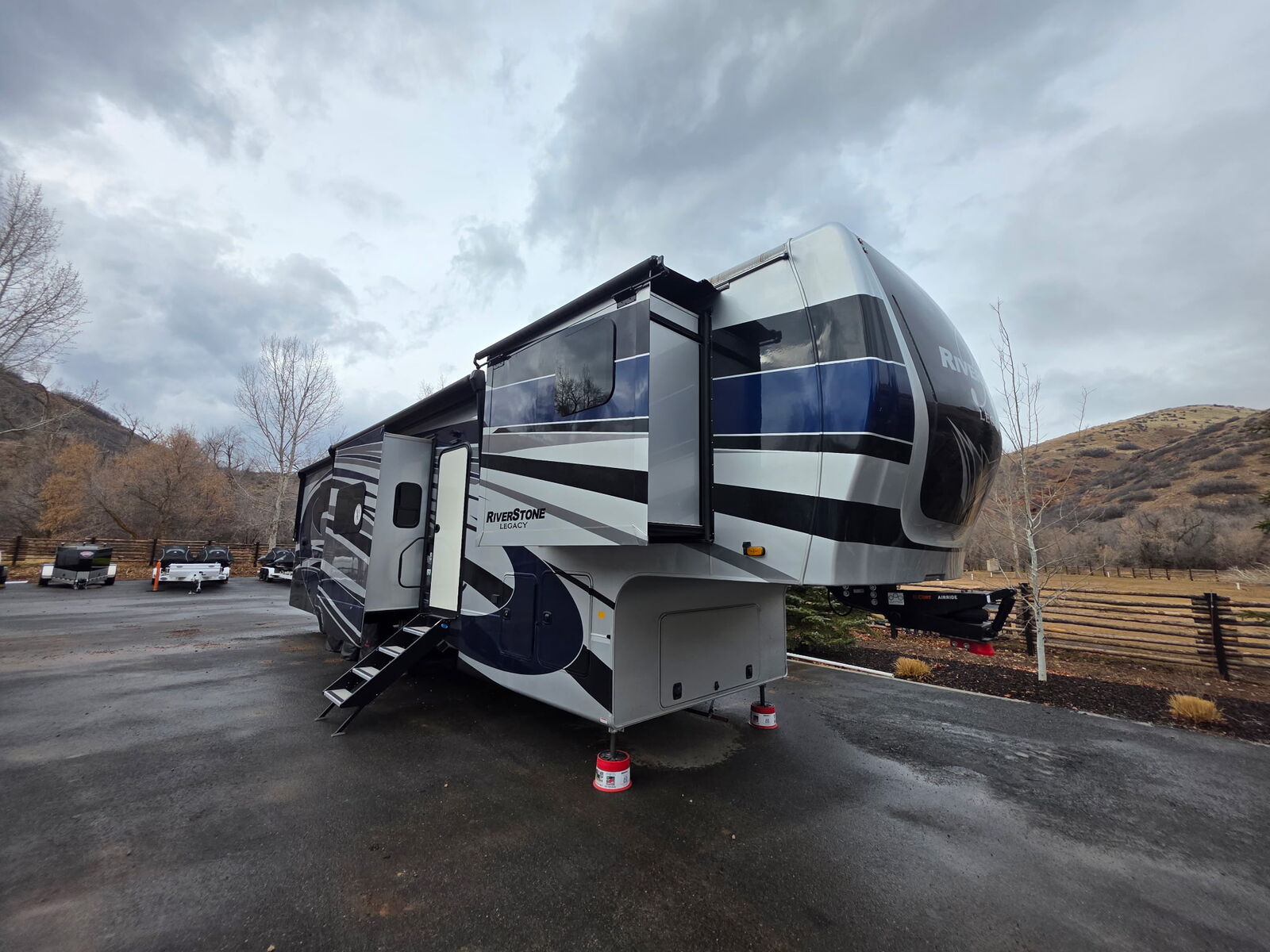 LIKE NEW Forest River Riverstone 42FSKG King Bed Toy Hauler Fifth Wheel Trailer
