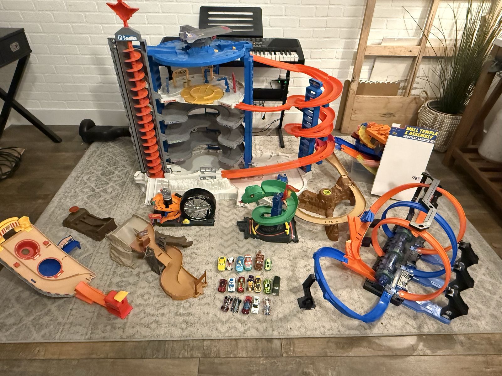Hot Wheels Ultimate Garage Play Set with Multiple Tracks & 20+ Cars - Used Good Condition