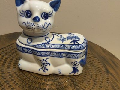 decorative cat with storage space