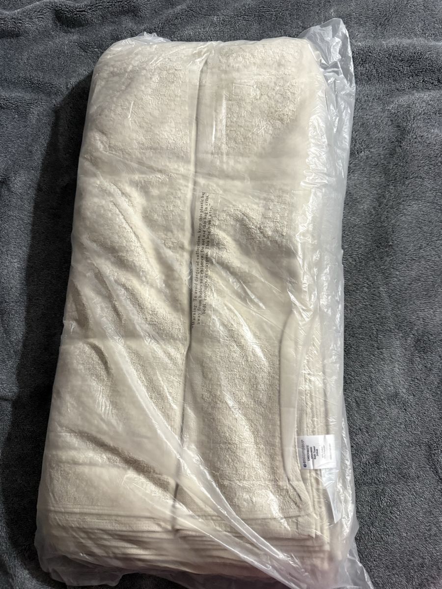 Brand new high quality professional Encompass Checkmate bath towels (set of 12) 2’x4’