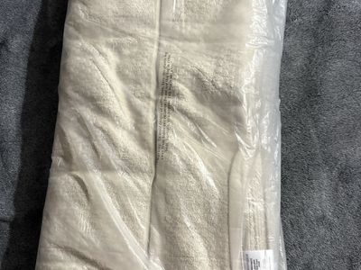 Brand new high quality professional Encompass Checkmate bath towels (set of 12) 2’x4’