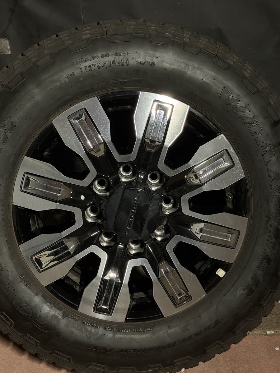 Like new 2025 GMC Sierra 3500 HD Wheels And Tires
