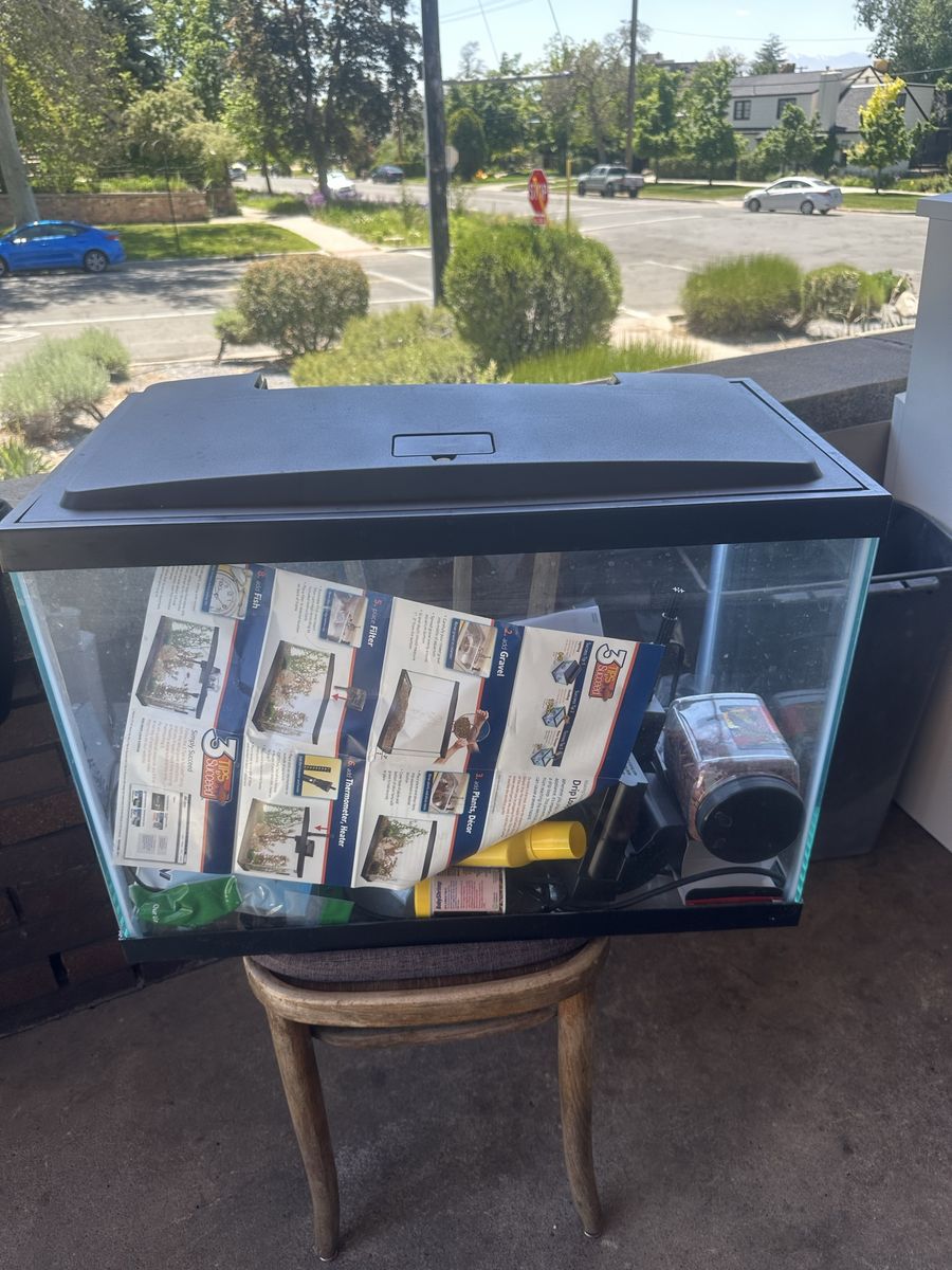 20 Gallon Fishtank with add-ons