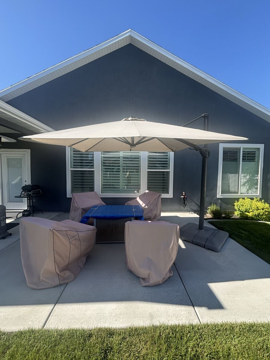 10’ x 10’ cantilever umbrella