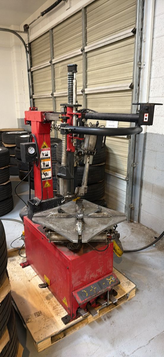 Tire machine with helper arms