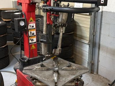 Tire machine with helper arms