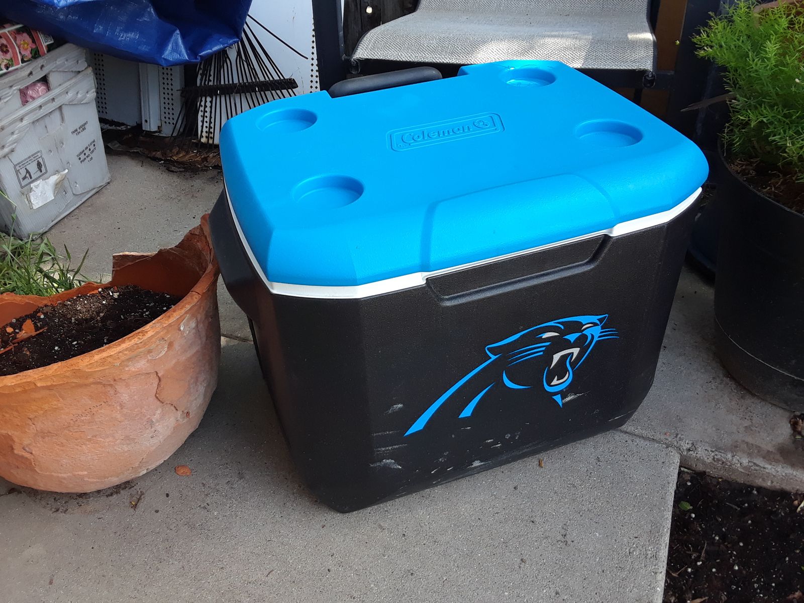 Coleman Ice Chest w/Wheels Handle 4 Cup Holders 24"x18x18" Leopard Motif Black/Blue