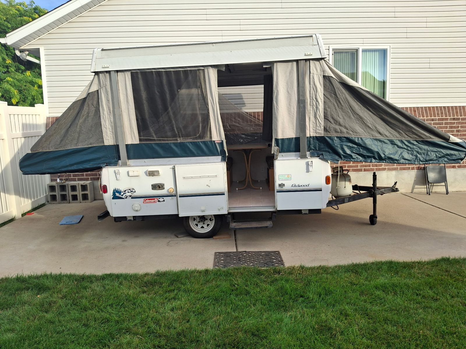 Popup Coleman Redwood trailer