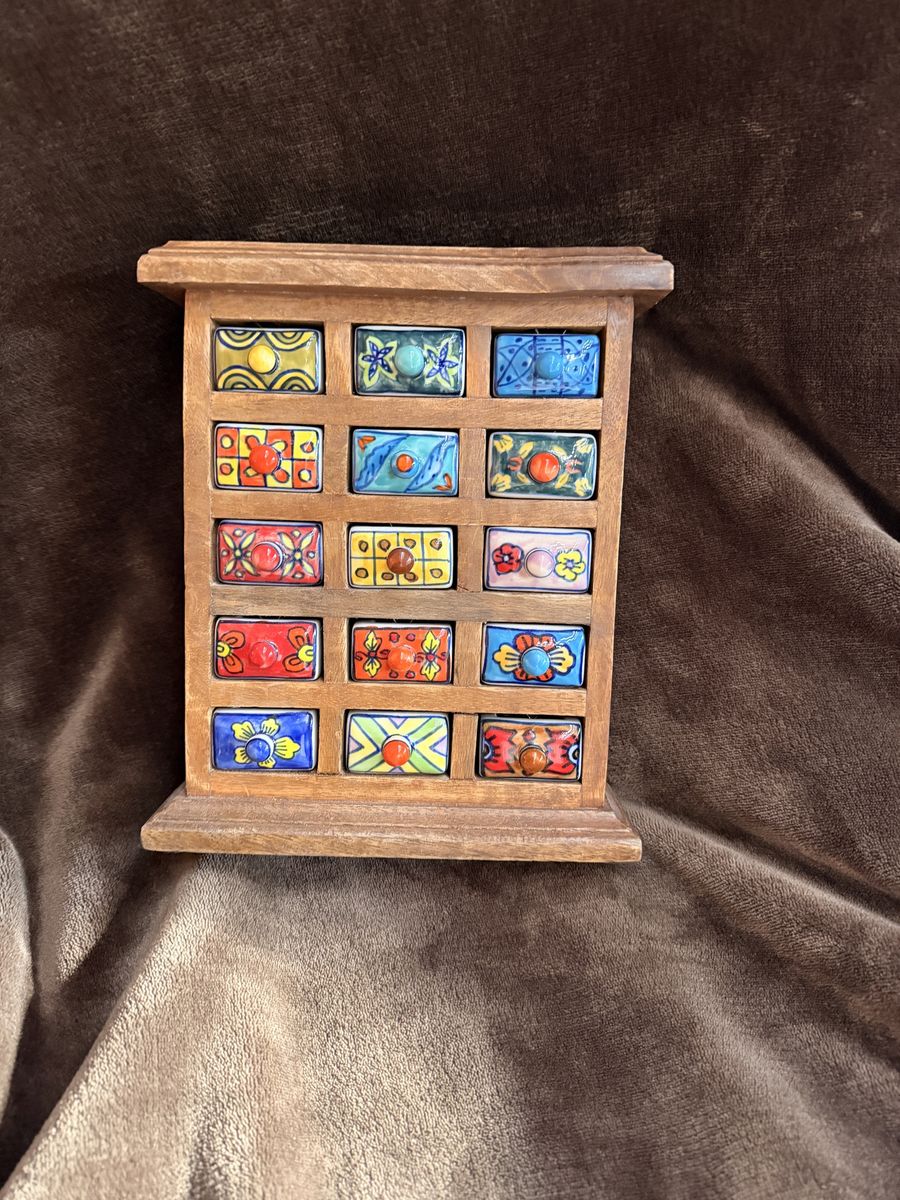 Keepsake jewelry/knickknack holder