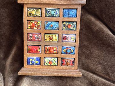 Keepsake jewelry/knickknack holder