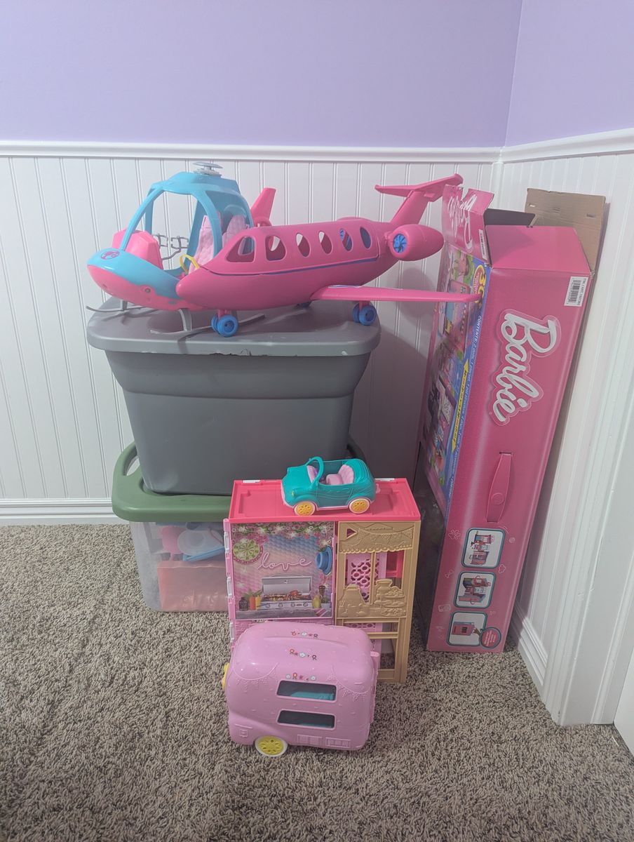 Dollhouse and accessories