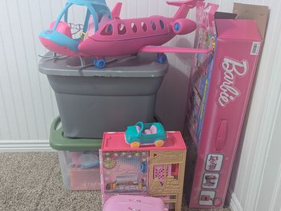 Dollhouse and accessories