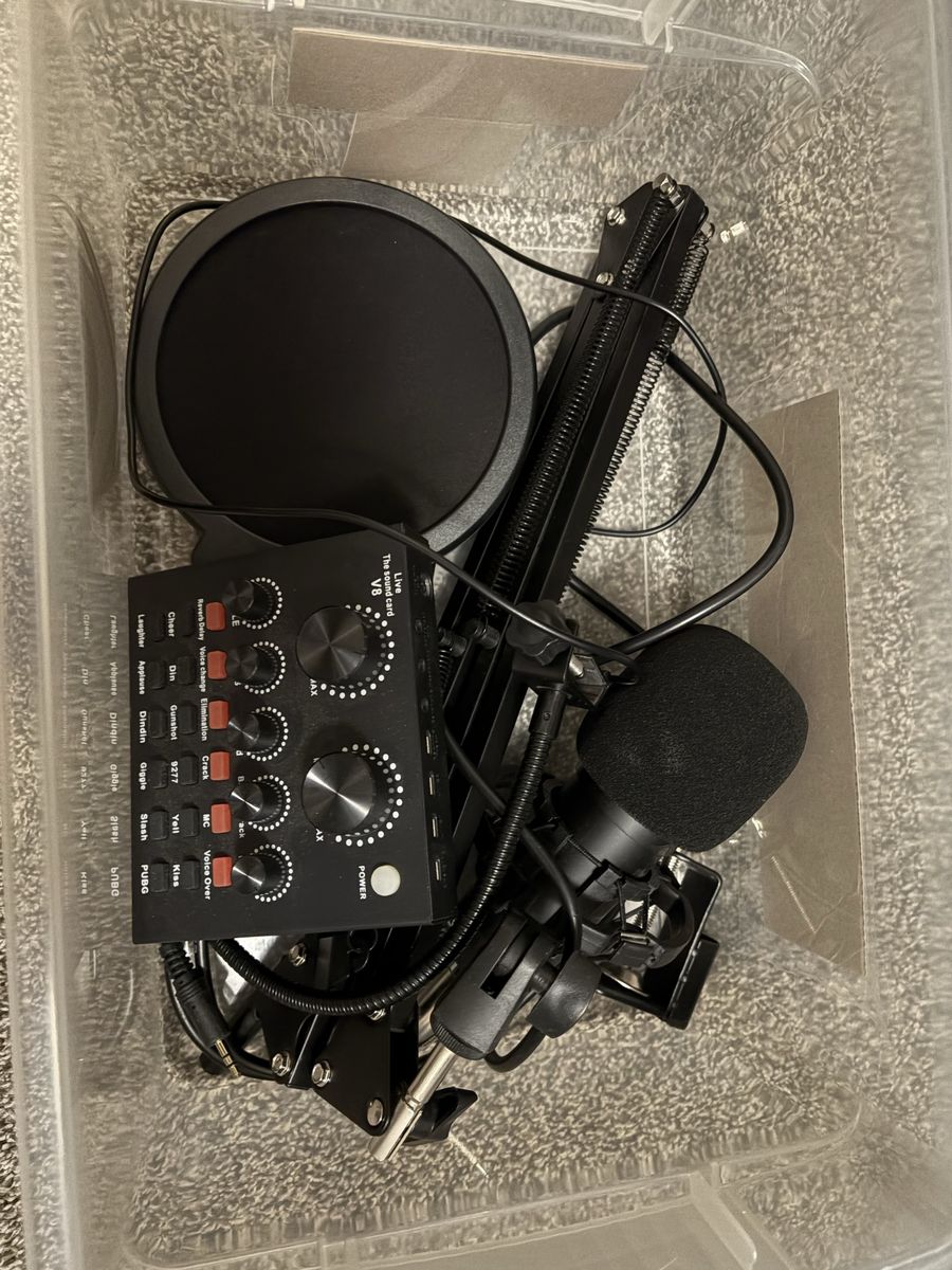 Podcast V8 Live Sound Card Studio Microphone Kit with Pop Filter and Arm Stand - Complete Set podcast